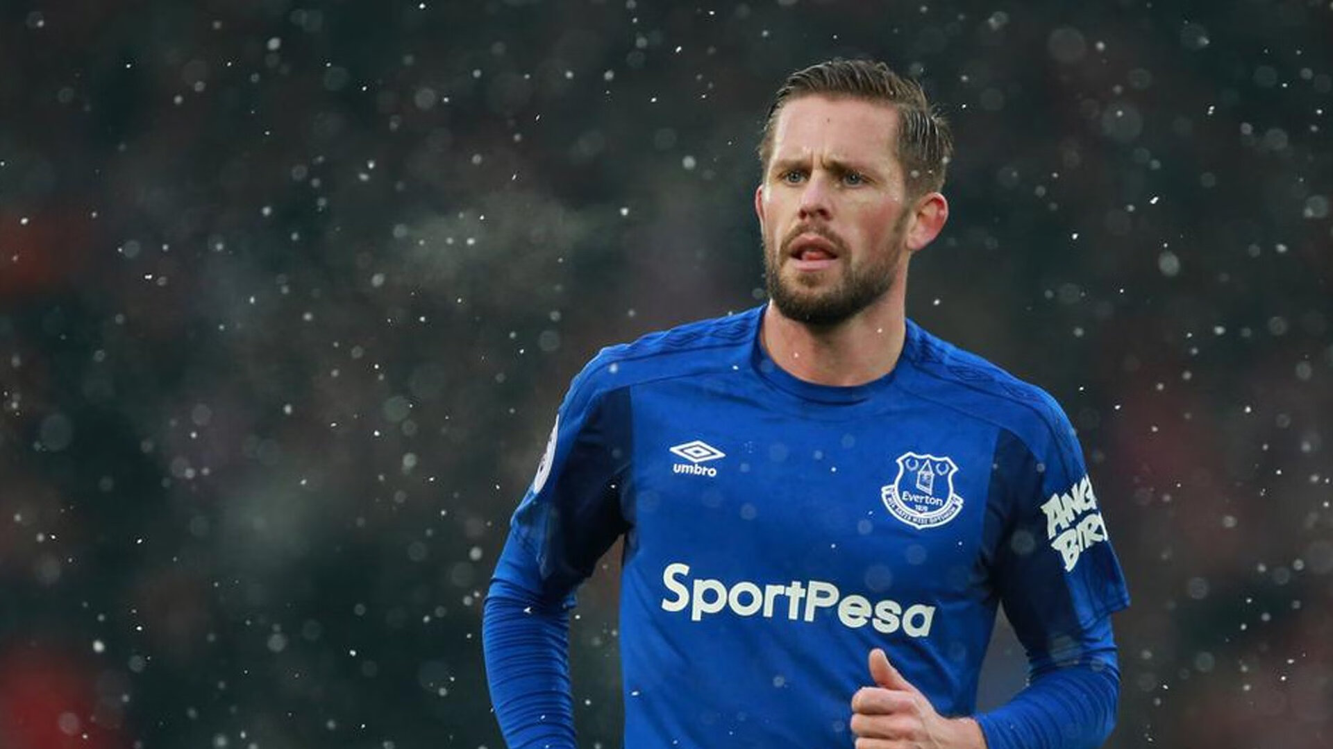 当C罗在沙漠刻下第900球，贝蒂斯在海岸击沉南美巨轮—足球世界的平行史诗